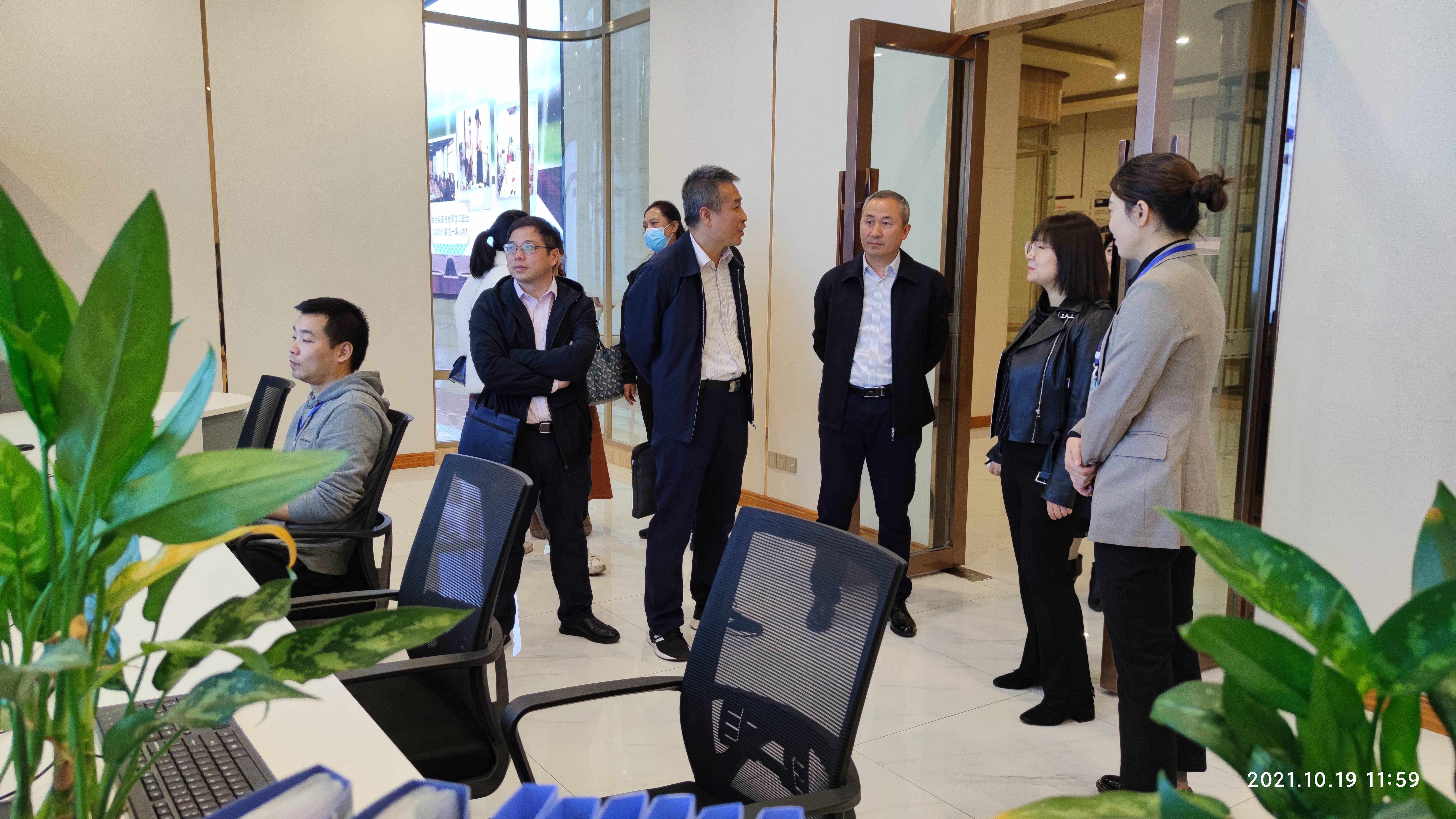 市財(cái)政局、民政局領(lǐng)導(dǎo)到春江酒城嘉苑視察瀘州智慧養(yǎng)老服務(wù)平臺(tái) 