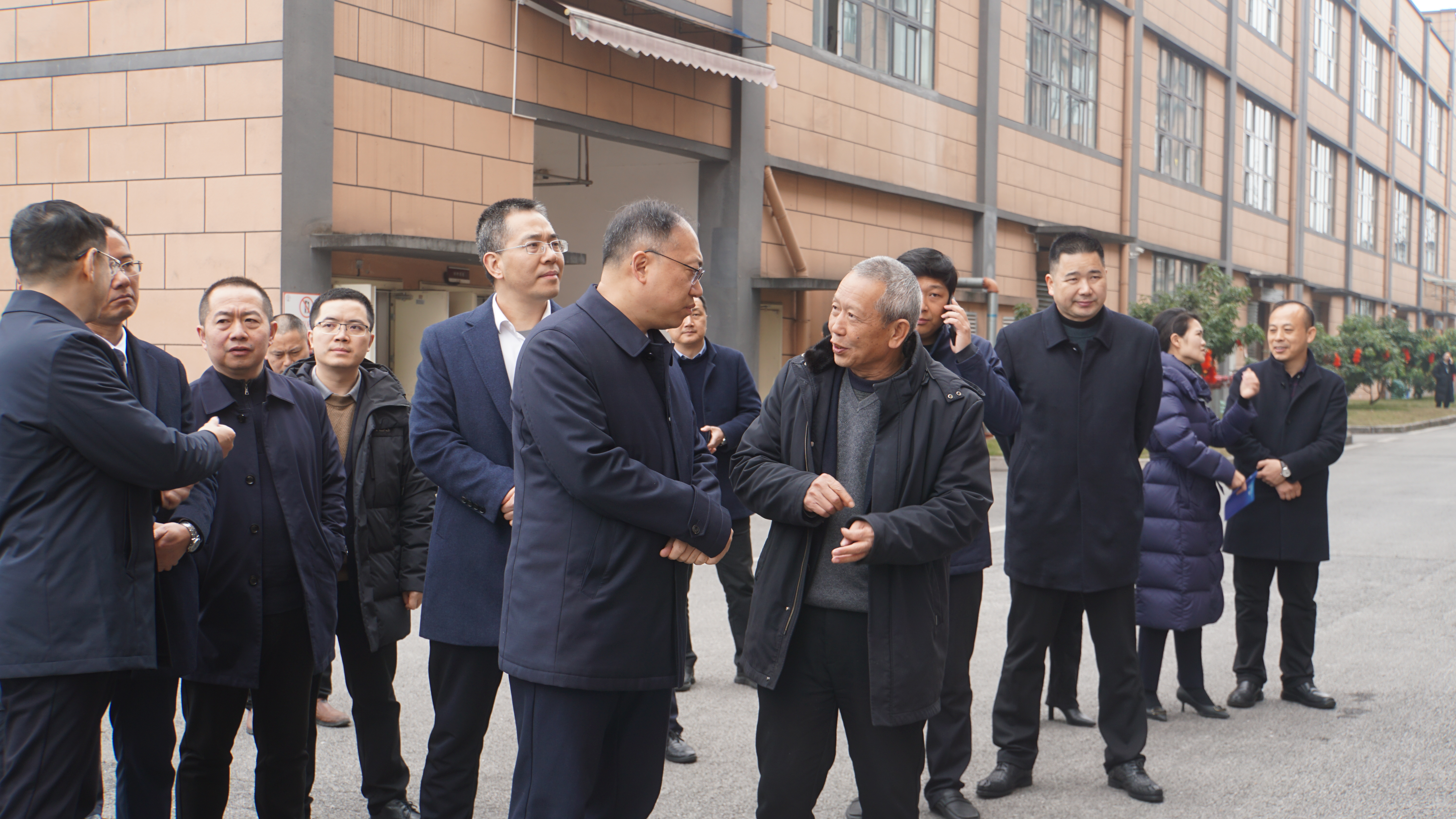 瀘州市市委常委、江陽區(qū)委書記郭宏川率30余家企事業(yè)單位調(diào)研天植中藥公司